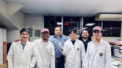 Honduras marca un avance sin precedentes en el desarrollo de tecnología espacial con la realización, por primera vez en el país, de un proceso de anodizado de grado espacial aplicado a una pieza de aluminio similar a la estructura del Satélite Morazán, un logro que fortalece las capacidades científicas e industriales nacionales.