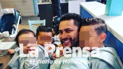 Kilver Pérez en una foto con sus tres hijos, en su intento por reencontrarse con ellos, murió en un accidente vial en México.