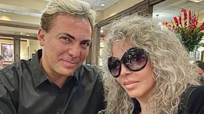 La actriz Verónica Castro sorprendió al público al revelar en el programa Ventaneando que la última vez que vio a su hijo, Cristian Castro, fue hace un año en Miami, dejando en evidencia que el distanciamiento entre ambos no solo es emocional, sino también físico. Además, afirmó estar muy molesta con su hijo por desmentir su noviazgo con la cantante y productora Victoria Kühne.