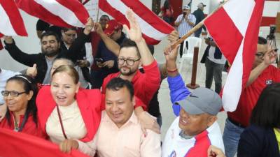 Luego de que el Consejo Nacional Electoral (CNE) divulgara una nueva actualización de resultados preliminares, en la que Salvador Nasralla aparece liderando la contienda presidencial, en el búnker del Partido Liberal se empezó a celebrar.