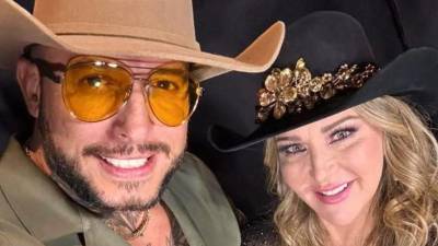 A casi un año de haber confirmado su separación de Cruz Martínez en 2025, Alicia Villarreal volvió a acaparar la atención pública por su vida sentimental. La cantante inició una relación con el creador de contenido Cibad Hernández, un romance que desde el inicio ha estado rodeado de críticas y controversia.