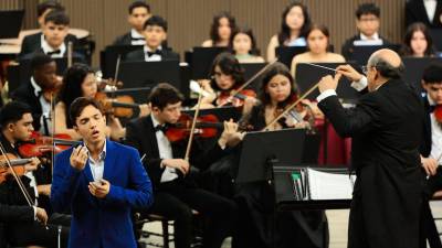 El sopranista hondureño Dennis Orellana brindó un espectáculo musical de primer nivel en el auditorio Tutto Diffent de la Escuela de Música Victoriano López.
