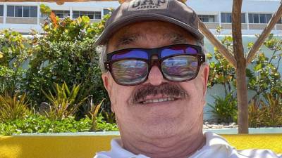 El conductor mexicano Pedro Sola vivió una experiencia diferente al visitar por primera vez un centro de rehabilitación animal, donde tuvo contacto con perros rescatados y reconoció que la jornada lo conmovió.