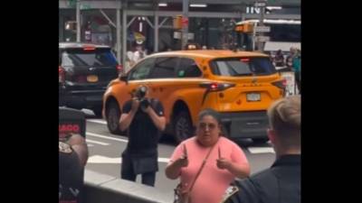 Las autoridades de Nueva York divulgaron ayer lunes la muerte de una víctima del doble apuñalamiento ocurrido en Times Square, así como la de la agresora, identificada como Patricia Cisneros, que cometió un ataque “aleatorio” debido a problemas de salud mental, y a la que disparó la Policía. Fotografías tomadas de videos en redes sociales.