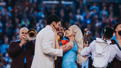 Músicos como Rosalía, Cardi B, Residente y dos de los artistas que participaron en el espectáculo, Ricky Martin y Lady Gaga, elogiaron la actuación de Bad Bunny en la Super Bowl, que hizo historia al convertirse en el primer artista en presentar un repertorio íntegramente en español durante el espectáculo del medio tiempo.