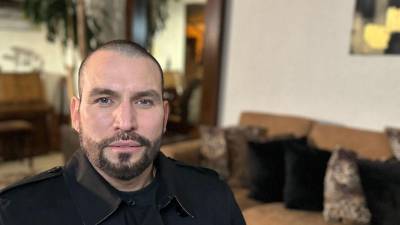 El actor mexicano Rafael Amaya anunció este lunes en sus redes sociales que será el protagonista y productor de la nueva serie sobre el narcotraficante mexicano Joaquín 'el Chapo' Guzmán, la cual estará contada desde la perspectiva de su esposa, Emma Coronel y la vida que tuvo con el capo actualmente detenido en Estados Unidos.