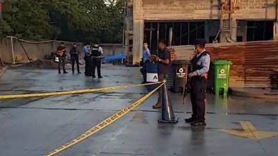 El cuerpo del ciudadano americano quedó tendido en el suelo de la gasolinera.