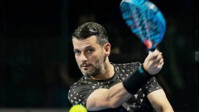 El comunicador hondureño Samy Mustaklem sufrió anoche un aparatoso accidente mientras jugaba pádel con un grupo de amigos, lo que obligó a trasladarlo de inmediato a un hospital. El incidente ocurrió durante un partido amistoso, cuando un golpe accidental de un compañero impactó directamente en su frente.