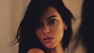 Kendall Jenner volvió a ser noticia y esta vez fue por su insuperable belleza. La reconocida modela subió unas fotos a su cuenta de Instagram donde literalmente dejó sin aliento a sus seguidores y se ganó una ola de comentarios positivos sobre su cuerpo y unas imágenes que confirman el talento que tiene para posar tras una cámara.