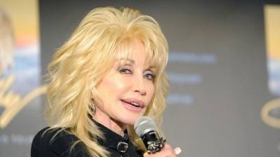 Beyoncé, Paul McCartney y Sabrina Carpenter, quienes colaboraron con Dolly Parton en sus discos más recientes, fueron de los primeros en lamentar en redes sociales este martes la muerte de la cantante, una de las figuras más importantes del country y el pop en Estados Unidos.Me siento honrada de haber tenido el privilegio de trabajar contigo. Lo atesoraré para siempre. Gracias por tu profundo impacto en el mundo, expresó Beyoncé.