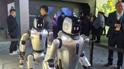 Los robots reinan en el CES 2026. Lavan y doblan ropa, bailan, conversan y hasta juegan a los dados, impulsados por IA.