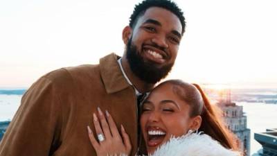 Karl-Anthony Towns posa junto a Jordyn Woods el día que le dio el anillo de compromiso.