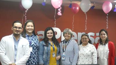 El Dr. Carlos Santos junto a las organizadoras de la charla: Andrea Lagos, Jocelyne Triminio, Arlene Castellón, Ingrid Smith y Nancy Suyapa Villalobos.