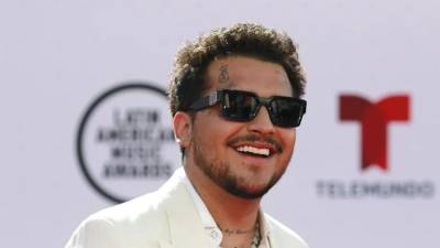 Christian Nodal enfrenta un nuevo desafío fuera de los escenarios. El cantante mexicano inició el proceso para registrar la marca El Forajido ante el Instituto Mexicano de la Propiedad Industrial (IMPI), pero la solicitud encontró resistencia por parte de una agrupación que asegura poseer legalmente esa identidad desde hace décadas.