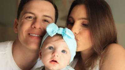 La influencer venezolana Lele Pons y el cantante puertorriqueño Guaynaa presentaron oficialmente a su hija Eloísa, nacida el 26 de julio de 2025, con las primeras fotografías en las que se aprecia el rostro de la pequeña. La pareja eligió Instagram para compartir el momento, desatando una ola de ternura entre sus millones de seguidores.