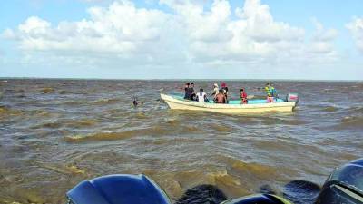 Pobladores del sector apoyados por la Policía Nacional y el Ejército seguían hoy buscando a los desaparecidos.