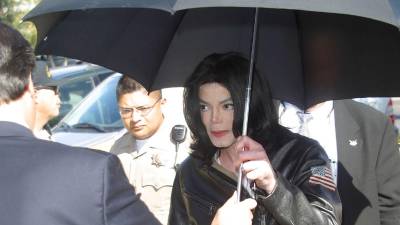 Durante los últimos años de su vida, Michael Jackson atravesó un periodo marcado por la ansiedad, el insomnio y una profunda inquietud emocional. Así lo revela Dan Beck, exejecutivo de Epic Records y uno de los colaboradores más cercanos del artista en esa etapa, en una entrevista reciente con The Sun y en su libro de memorias You’ve Got Michael.