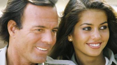 En su autobiografía Muñeca de trapo, publicada en 2010, Vaitiare Bandera relató episodios de su relación con Julio Iglesias que fueron interpretados por lectores y medios como denuncias de abuso, control y consumo de drogas. En el texto se incluyen pasajes en los que la autora describe una relación marcada por una dinámica de poder desigual.