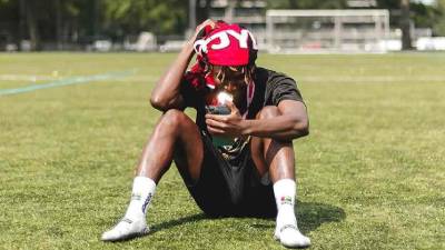 Terrible. Futbolista fue atacado en Europa: herido de gravedad al ser acuchillado, estuvo en coma inducido y esto informan sobre su estado.