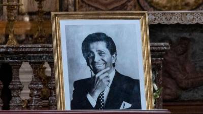 Por un momento, la entrada a la Basílica de Santa María de los Ángeles y los Mártires, concebida en 1562 por Miguel Ángel, se transformó en una pasarela solemne por la que desfilaron, visiblemente afectados por la muerte del maestro italiano, destacadas personalidades del mundo de la moda, el cine y la cultura internacional.