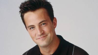 Netflix se prepara para mostrar una faceta poco conocida de Matthew Perry con “The One About Matthew Perry”, una serie documental de tres episodios que recorrerá la vida, la carrera y las luchas personales del actor que alcanzó fama mundial como Chandler Bing en “Friends”. La producción, dirigida por la ganadora del Emmy Mary Robertson, llegará a la plataforma el 27 de octubre de 2026.