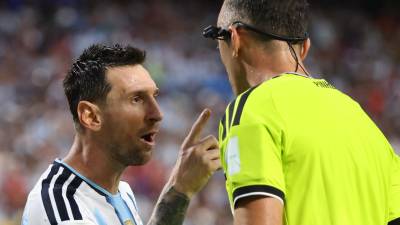 El astro argentino Lionel Messi protagonizó un tenso cruce con el árbitro portugués João Pinheiro este sábado durante el partido por cuartos de final del Mundial 2026, en el que la selección de Argentina se impuso 3-1 ante Suiza.