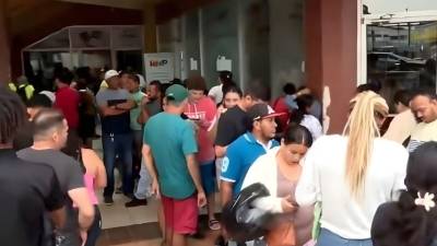 La oficina del RNP en el bulevar del este fue abarrotada por sampedranos que buscan reclamar su DNI, algunos hacen fila desde horas de la noche.