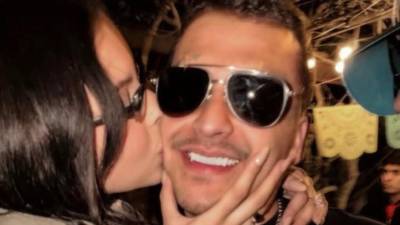 Christian Nodal estuvo de manteles largos este domingo 11 de enero, el día de su cumpleaños. El cantante sopló 27 velitas en su pastel y lo hizo en una gran fiesta con temática de piratas, rodeado de sus amigos más cercanos y, por supuesto, de su esposa Ángela Aguilar.