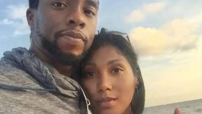 La familia de Chadwick Boseman planteó interrogantes sobre los niveles de opioides en su organismo al momento de su muerte en una tensa carta dirigida a su viuda. Según ha podido saber TMZ, la familia de Chadwick Boseman envió una carta a su viuda semanas después de la muerte del actor, en la que le advertía sobre la necesidad de conservar todos los datos de su iPhone.