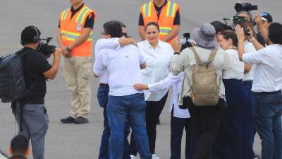 El expresidente Juan Orlando Hernández arribó este domingo al Aeropuerto Internacional de Palmerola, donde fue recibido por su familia tras más de cuatro años fuera de Honduras. Estas son las imágenes que dejó su arribo.