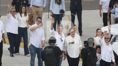 El expresidente hondureño Juan Orlando Hernández (2014-2022) regresó este domingo a Honduras para enfrentar un proceso judicial por fraude y lavado de activos, casi ocho meses después de recibir un indulto total del presidente estadounidense, Donald Trump, que anuló su condena de 45 años por narcotráfico. Fotos: David Romero | La Prensa