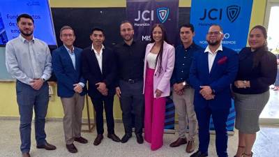El equipo de mentores del proyecto y miembros de JCI Merendón.