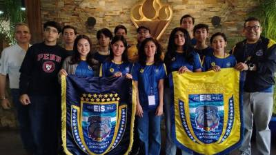 Equipos Junior Varsity and Varsity. Escuela Internacional Sampedrana. Ambos equipos fueron líderes en total de puntos acumulados durante todo el torneo.