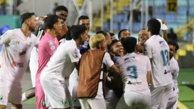 La plantilla de jugadores del Platense celebró a lo grande la paliza que le propinaron al Motagua.