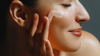 Es fundamental cuidar la piel con hidratación y exfoliación, retomar el ejercicio suavemente y reajustar los horarios de sueño de forma progresiva para evitar el síndrome postvacacional.