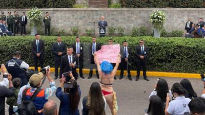 El presidente Nasry “Tito” Asfura participó en la ceremonia especial por los 205 años de independencia de Centroamérica, realizada en la plaza frontal del Banco Centroamericano de Integración Económica (BCIE). Tuvo que interrumpir su discurso por la protesta de una hondureña. Estas son las imágenes.