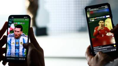 Con las conexiones móviles y tecnología 4G, durante este Mundial a diferencia del anterior, muchos hondureños disfrutan de los partidos de fútbol en cualquier lugar a través del teléfono celular.