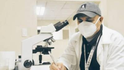 Con solo el 20% de visión en su ojo derecho a causa de una grave artritis reumatoide, el pintor y laboratorista hondureño Rubén Flores libra una dura batalla médica para no perder la vista.