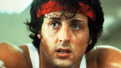 Hace casi 50 años llegó a las salas de cine Rocky, la película que redefinió el género deportivo y se transformó en un fenómeno cultural global. A 49 años de su estreno, los personajes que dieron vida a esta historia siguen siendo recordados por su impacto, su legado y sus carreras posteriores.