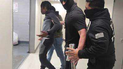 Momento en el que el hondureño es detenido por agentes de ICE.
