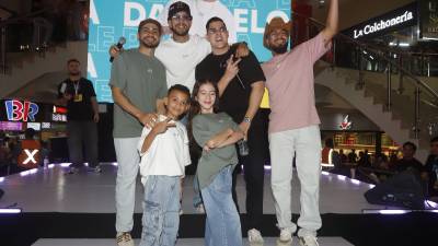 Carlos Zúniga, Fancony, JD y Dj Chaval de Los Hijos de Morazán junto a Santi y Romina.