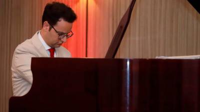 Calio Alonso fue el encargado de llevar a los asistentes a un Viaje al Piano, en el Club Hondureño Árabe de San Pedro Sula.