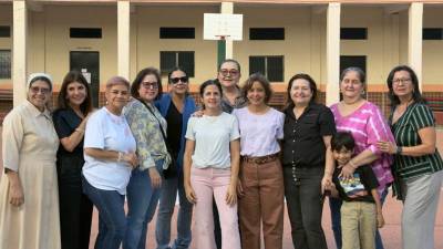 Sor Flor, Sandra Faraj, Jackie Valle, Clemencia Bueso; Ana Salgado, Hilda Bendaña, Isus Galdamez, Ana Sofia Dunaway; Lidia Muñoz, Yanira Vargas y atrás Nidia R. de Villegas.
