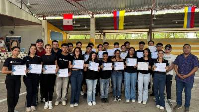 Los jóvenes participantes recibieron un certificado por su participación en el campamento de capacitación.