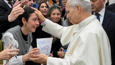 Un instante inesperado marcó la primera audiencia general del año 2026 en la Ciudad del Vaticano, cuando una historia personal que incluye a una joven hondureña que venció el cáncer logró abrirse paso entre la multitud y captar la atención del papa León XIV en el Aula Pablo VI.