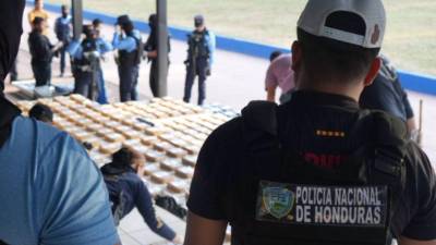 Las autoridades de Honduras decomisaron un cargamento de 648 kilos de cocaína hallados ocultos en una zona de manglares durante un operativo antidrogas, informó este viernes el ministro de Seguridad, Gerzon Velásquez.