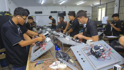 Estudiantes de Bachillerato Técnico Profesional en Electricidad reciben clases en uno de los laboratorios.