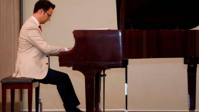 Calio Alonso dio una presentación artística espectacular en el salón Nazareth del Club Hondureño Árabe, en un evento que fue organizado por el Centro Cultural de España en Tegucigalpa y el Consulado Honorario de España, además del patrocinio de Grupo Elcatex, a beneficio del Banco Nacional de Pañales Desechables de la Asociación Rodríguez de Vera.