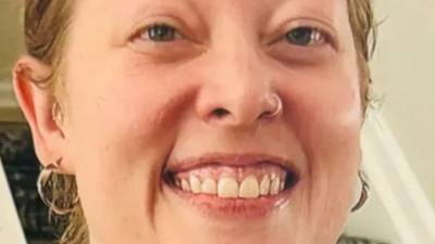 Renee Nicole Good, madre de tres hijos y recién llegada a Minneapolis, fue abatida por un agente del ICE mientras regresaba de dejar a su hijo menor en la escuela. Era cristiana, poeta y escritora. ICE dice que disparó en defensa propia.