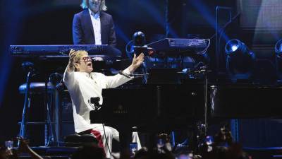 Las primeras notas de Funeral for a Friend comenzaron a sonar después de las 20:00, cuando Elton John apareció sobre el escenario del Estadio Banorte para protagonizar una noche especial: su última presentación en México. El concierto reunió a miles de seguidores que acompañaron al músico británico en una despedida marcada por sus grandes canciones y numerosos recuerdos.